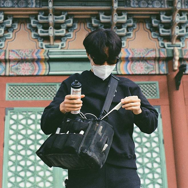 On the afternoon of the 15th, Ryu Jun-yeol posted a picture on his instagram with an article entitled Alarms.In the open photo, Ryu Jun-yeol is wearing an orange padding and wearing a hood with his face covered with a mask and Sunglass Hut.He stares somewhere with his arms crossed. In the next photo, he takes off his padding and wears a bag in a black man-to-man, and he smiles because he seems to be in trouble with a spray can and a comb.Meanwhile, Ryu Jun-yeol, who was born in 1986 and is 35 years old, has returned to the CRT for a long time due to the JTBC drama Human Disqualification. Currently, he is waiting for the release after filming the movie alien.Im in a public relationship with Girls Day Hyeri.Photo: Ryu Jun-yeol Instagram