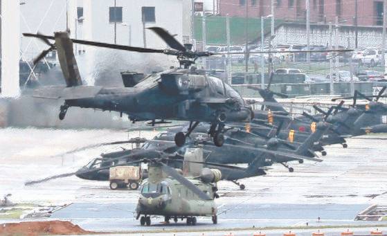 지난 8월 2일 오후 경기도 평택시 캠프 험프리스 상공에서 주한미군 헬기가 비행하고 있다. 뉴스1