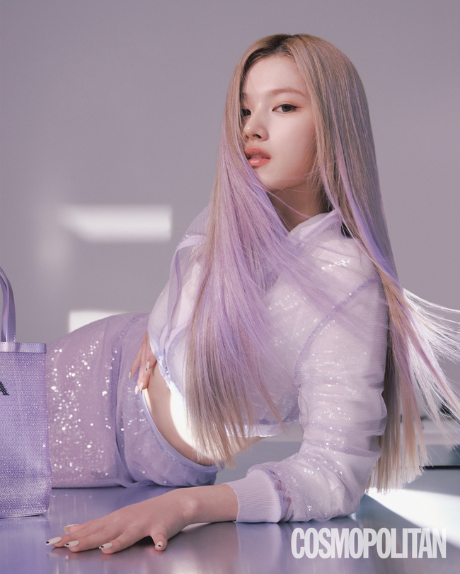 TWICE Sana has decorated the cover of the January 2022 issue of Cosmopolitan.TWICE is the third album Formula of Love: O T=<3 released on November 12th, and has been ranked on the United States of America Billboard main chart for three consecutive weeks and has proved its global long run popularity.Sana, who took a futuristic mood on the day, said, I took a pleasant shot because my clothes were pretty and my concept was clear.I do not think I usually see it from me, so I think fans will like it. I want to hear the voice of the fan club Once (ONCE) too much these days, Sana said, expressing expectations for the upcoming world tour.I could not scream at COVID-19, but when I sat in the Audience seat, it was not easy.We also want to make sure that the fans are not able to do this, but for now, the fact that Once is in front of us will be a force. The interview led to a story about the regular 3rd album, which is receiving explosive reactions both at home and abroad.When asked about the type of song in front of love with the lyrics What is the use of theory in front of love among the title song SCIENTIST, Sana said, I am a person who expresses and acts honestly as I feel when I treat people.If you want to hug, hug, and if you want to be pretty, take a picture and store it on your phone.
