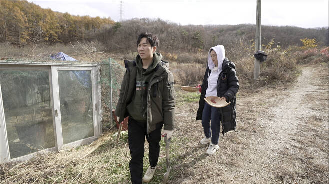 Singer Jang Yun-jeong and broadcaster Do Kyoung-wan leave the drama and drama couple Travel.In JTBCs Where I Return to Me - Liberation Town (hereinafter referred to as Liberation Town), which airs on December 17, Jang Yun-jeong will be on the first couple Travel after Husband Do Kyoung-wan and marriage.Before leaving Travel, Jang Yun-jeong said, I have never been alone with Husband Do Kyoung-wan since my honeymoon.First, before the birth of Yeon Woo, he expressed his regret that his honeymoon life was short, and he was the only resident to choose Travel with Husband as Bucket List 1st.In this Travel, Jang Yun-jeong suggested to Husband Do Kyoung-wan, who grew up in the city for a lifetime, I want to spend my old age in the countryside.From the moving car, Jang Yun-jeong revealed all the excitement that he rarely showed, saying, There is no sign and it is too good to go to Travel alone.Also, there was no gum dryness (?) in Do Kyoung-wans affection offensive, which was not even tried.Lee Jong-hyeok, who watched this through the video, laughed at the numbness, saying, I will live with you for the rest of my life.The couple arrived at their destination for a while, but unlike Do Kyoung-wan, who was embarrassed by the somewhat desolate rural scenery, Jang Yun-jeong said, Is not it good because there is nothing?The two then went on to self-sufficient themselves to prepare for lunch.Do Kyoung-wan said, I played on a sled when I was a child, at the end of Jang Yun-jeong, I went to an ice rink.And from picking potatoes to picking rice on the pond, Jang Yun-jeong has done a great deal of rural experience, but Do Kyoung-wan has always laughed without knowing anything.Do Kyoung-wan, who took a long time to get together, threw a bomb saying I want to have a third.Jang Yun-jeong, who was unable to stand the constant third courtship of Do Kyoung-wan, gave a kick of anger.Jang Yun-jeong then caused the storm sympathy of other residents with the words The couple is a lottery and It is not really right.When lunch began, Do Kyoung-wan said, Jang Yun-jeong is a drink and I am drunk to you.In the end, Lee Jong-hyeok, who could not stand the endless infinite affection of Do Kyoung-wan, woke up and laughed, saying, Lets stop.The liberation life of Jang Yun-jeong, who left Travel alone with Husband Do Kyoung-wan, will be released on December 17 at 10:30 pm.