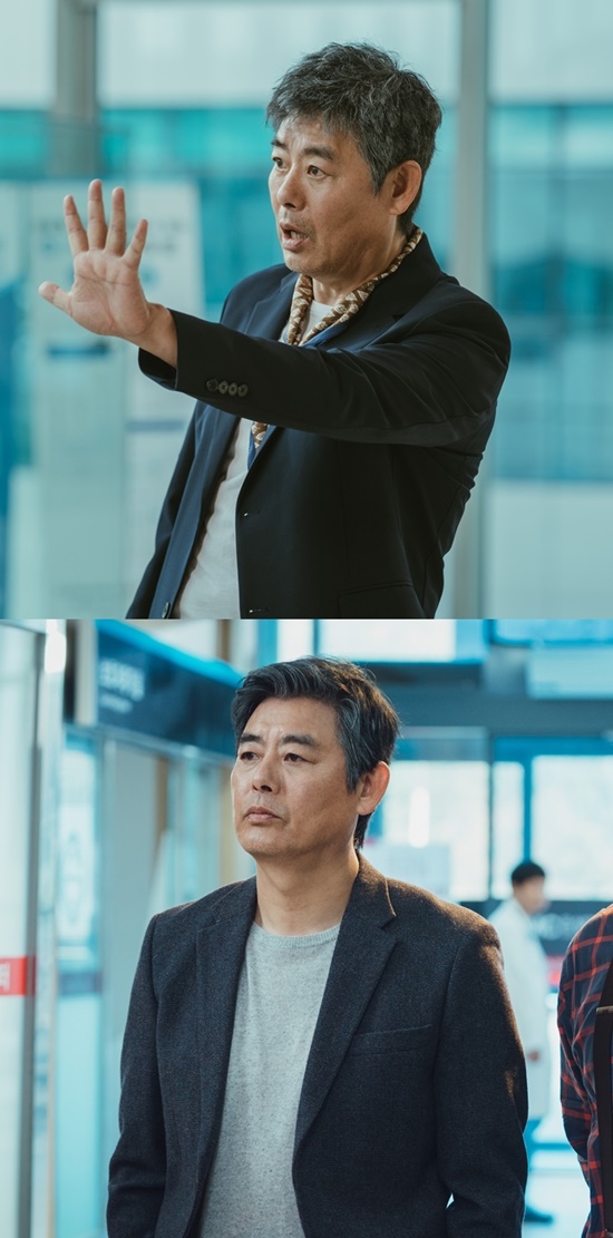 The TVN New Moon TV drama Ghost Doctor, which will be broadcasted on January 3, 2022, is a medical story that takes place when two doctors, who have no arrogant genius of Shindlins medicine, a golden spoon resident with no sense of mission, and a play and a play, share their body.Seongdongil is a 20-year-old ghost in the play, and is expecting to play Tess, who has been staying in the Hospital for a long time.What reason Tess remains in the Hospital for a long time, and what she did before her life, is veiled in the veil, causing curiosity.The first still, released on Wednesday, features a full-fledged version of Seongdongil, perfected in the mysterious character Tess, who is fully expressing various characters such as comic, seriousness, and splendor.It is noteworthy that Tess, who has set his own rules and keeps his dignity and courtesy, and now cares for the Koma Ghosts or interferes with them, is proud of what height he holds and the inseparable relationship with each person.In particular, Seongdongil is expected to make a transformation as a giant inspiration character through Ghost Doctor, and he is called Synchro rate artisan, and he is expected to be the first broadcast to shoot an anbang theater by creating another attractive person.The performance of Sung Dong-il will make the drama richer, said the Ghost Doctor production team.His acting ability, which is different from his level, is expected to give a deep immersion that can not be escaped, and Ping Pong, who is skillfully coming and going with each person before and after shooting, will give an inseparable fun.In addition, he said, Please check out Tesss story and his actions at the Ghost Doctor, which will sometimes bring laughter, sometimes warm comfort and encouragement, and even touching.Ghost Doctor will be broadcasted at 10:30 pm on January 3.Photo = tvN