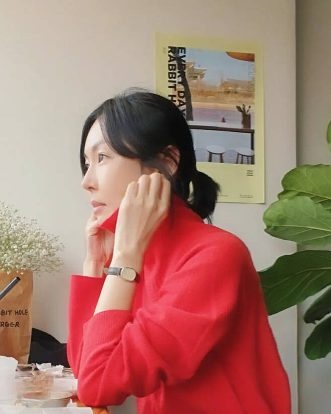 Actor Kim So-yeon shared a small routine.Kim So-yeon posted several photos on his instagram on the 17th.The photo shows various aspects of Kim So-yeons daily life.Kim So-yeon, who enjoyed dating at the cafe, is shy to take a picture, covering his face with one hand, and one hand takes a cute pose to attract attention.In another photo, Kim So-yeon admires the superior beauty that stands out in comfortable clothes.Meanwhile, Kim So-yeon married Actor Lee Sang-woo in 2017, and Kim So-yeon and Lee Sang-woo donated 100 million won for children in vulnerable classes in October.