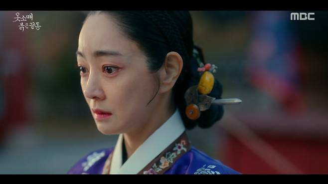 Jang Hee-jin furious at Seo Hyo-rimIn MBCs gilt drama Red End of Clothes Retail, which aired on the afternoon of the 17th, Lee Joon-ho received Furious by Lee Deok-hwa.On this day, Yeongjo saw the prize and the crab, and said, Who put this food on the fruit?He put pressure on everyone with a heated iron, and he swung to Lee Hye-bin Hong (Kang Mal-geum).Isan, who watched Yeongjo with anxious eyes, blocked the hot iron that flew to Lee Hye-bin with his hand and said, It is not a mother. I will be punished.Seeing his injured sons hand, Lee Hye-bin, shivering, complained, Its not a mother; I didnt prepare that food.After staring at Hwawan Ongju (Seo Hyo-rim) and Deliberative (Goha), Isan asked Jungjeon (Jang Hee-jin) to take care of her mother, please beg her sincerely.And stay out in the saga for the time being, he told Lee Hye-bin.The heavy war that accepted the request of the separated was all bitten by leaving only the Hwawan Ongju. Goodbye My Princess asked Lee Hye-bin to Mama.I do not know that Mama and Goodbye My Princess have become stronger. However, the middle war said, How close would you be if you were close to me? But today I owe you to Seson, so I can not help but listen.Ongju and Deliberate owed Seson, who would have been a big deal like this today if it were not for Seson. You are so stupid. You are a favorite daughter. Think about it. What did you do to your child when your authority really fell?I do not know who you are in the midst of and plotting this plot, but dare you to get me involved? At that time, the Manufacturing Palace (Park Ji-young) asked Sung Duk-im (Lee Se-young), who came across me, I have been saving you for a long time. I always thought I needed you.But I do not need you anymore. On the other hand, Deok-im heard the change of the mountain and ran right away, but he could not enter the palace because he was a lady who did not receive a license.At the end of the day, he gave Hong Duk-ro (Kang Hoon-hoon) a medicine that was good for burns, but he showed a lukewarm attitude.Deokro said, Go to the Festival and commit plaster crime even if it is a bad year and a setup. However, Isan said, I did not receive the name of the agency clean.I will be here for me, he said. I will wait for the decision of the King here. Isan asked him if he had seen virtue, but he lied, saying, I have not seen it. In addition, he did not deliver the medicine that virtue gave.Isan tried to tell the side that he should not worry too much, but he soon reduced his words. When the virtue waiting outside asked the condition of the hand of the separated person, he said, Please ask the lower person.