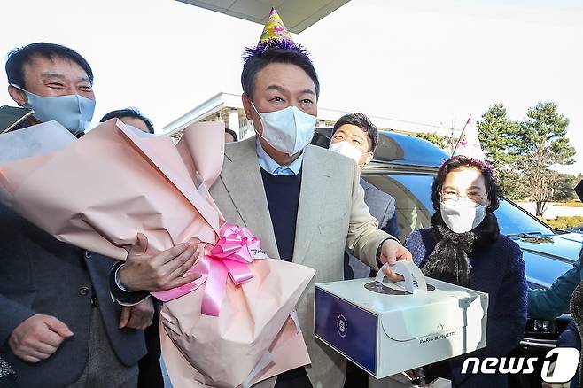 생일을 맞은 윤석열 국민의힘 대선 후보가 18일 오전 서울 영등포구 국회의원회관 앞에서 지지자들로부터 축하를 받고 있다. 2021.12.18/뉴스1 © News1 민경석 기자