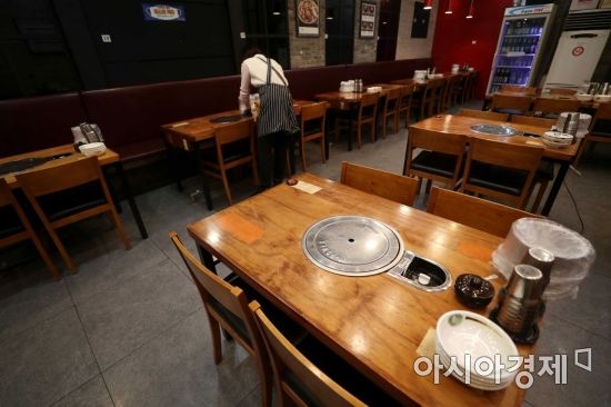 지난 16일 서울 중구 한 식당에서 종업원이 테이블을 닦는 모습. /문호남 기자 munonam@
