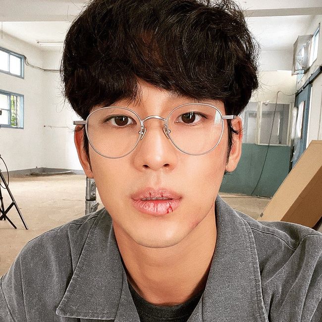 Kim Soo-hyun reported on his recent situation.On the afternoon of the 17th, Actor Kim Soo-hyun posted a picture on his instagram without any comment.The photo shows Kim Soo-hyun, who is dressed as a lip-blown dress. Despite his lips, Kim Soo-hyuns small face and warm sculpture visuals are enough to catch the attention of fans.On the other hand, Kim Soo-hyuns current One Day is an eight-part crime Drama depicting the fierce survival of a college student who became a suspect in a nightly murder in an ordinary college student and a bottom-level lawyer who does not ask the truth.Kim Soo-hyun, Cha Seung-won, Kim Sung-gyu, Lee Sul, and Kim Hong-pa.Kim Soo-hyun Instagram