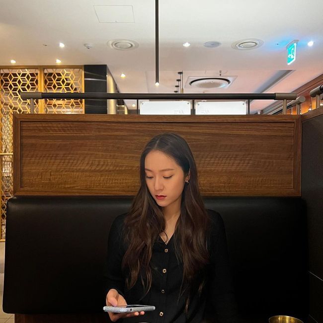 Actor Jung Soo-jung from Group F-X showed unrealistic beauty that glittered like Krystal Jung.Jung Soo-jung posted two photos on the SNS on the 18th without any such article.In the photo posted, Jung Soo-jung seems to be dating someone, looking like hes waiting for a menu at a restaurant.Jung Soo-jung had the illusion of being on a date at the first person point: the unrealistic beauty and atmosphere caused admiration.On the other hand, Jung Soo-jung appears on KBS2s new drama Crazy Love.