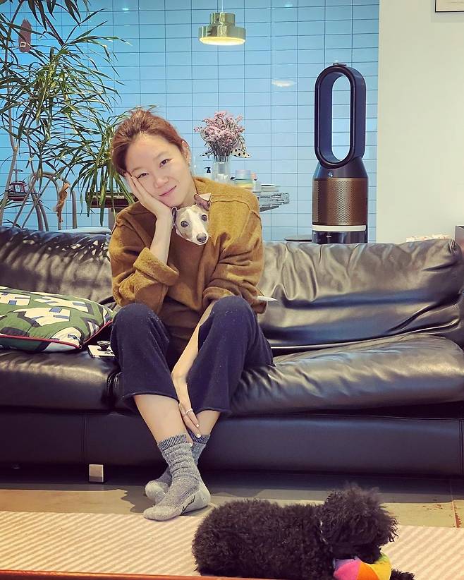 Gong Hyo-jin wrote on his 18th day instagram that Yozi, its cold outside is already cold Yuuka Nanri... these kind of bums get cold... Watch out for the ice of naked children!I posted a picture with the article.In the open photo, Gong Hyo-jin is sitting on the sofa and staring at the camera with his chin on his chin. Gong Hyo-jin is smiling with Pet Yoji in his arms.The warm and relaxed daily life of Gong Hyo-jin attracted the attention of the viewers.On the other hand, Gong Hyo-jin appeared on KBS 2TV From today to harmless.Photo: Gong Hyo-jin Instagram