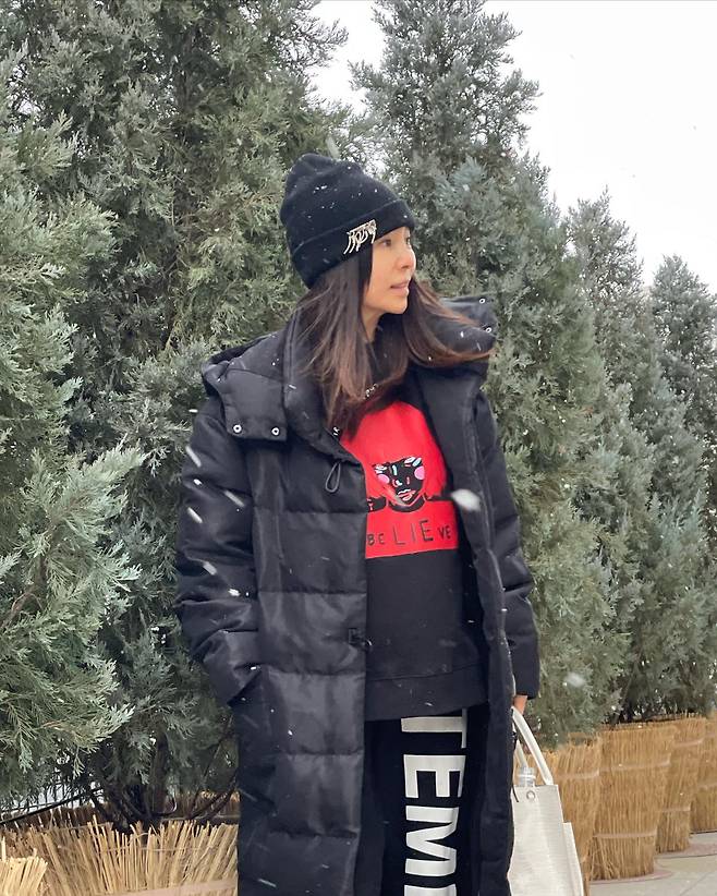 Hwang Shin-hye wrote on his 18th day, Its not knowing.It snows a lot. # Drive careful # For me, # Today is # First Snow and posted a picture.In the photo, Hwang Shin-hye poses with the snow falling down. Hwang Shin-hye, who completed a comfortable yet trendy fashion by matching the man-to-man and the long padding, attracts attention.On the other hand, Hwang Shin-hye is appearing on KBS 2TV daily drama Loves Exhaust.Photo: Hwang Shin-hye Instagram