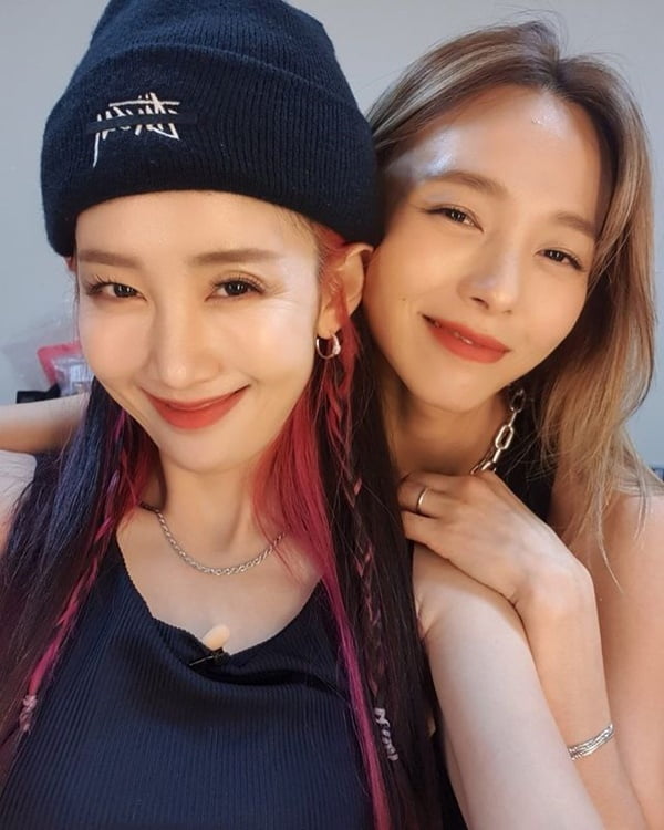 Sunye, a former group Wonder Girls, has released a photo with Byul.Sunye wrote on his 19th day in his instagram: #ByulSunye Team Wherever you go, our glimmering ByulSister!!I was happy to be with Sister # Mom posted several photos with the article Idol # 2 Interview.In the photo, Sunye and Byul are staring at the camera with a smile, and the two boasted of their friendly faces.On the other hand, Sunye is currently appearing on TVN entertainment Mom is Idol.