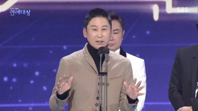 The 2021 SBS Entertainment Grand Prize was on the board with an indiscriminate award and an unconvinced award.SBSs desire to lose everyone has misled the festival to finish the year.The 2021 SBS Entertainment Grand Prize, which was broadcast live on the afternoon of the 18th, was set up as a society of singer Lee Seung-gi, broadcaster Jang Do-yeon and model Han Hye-jin.Initially, the 2021 SBS Entertainment Grand Prize raised the most questions about who will be the best honor winner, because there was no strong candidate to expect the winner.Here, over the past few years, various winners have been released and the story has been that they have received all the people they deserve.Then the most likely candidate was a new person, including broadcaster Ji Suk-jin, singer Lee Sang-min and Tak Jae-hun.Ji Suk-jin has been the youngest brother of SBS Running Man for 11 years.Lee Sang-min and Tak Jae-hun successfully settled Shoes naked and Dolsing Forman following SBS My Little Old Boy, which records double-digit TV viewer ratings every week.Each program showed an episode centered on them ahead of the Entertainment Grand Prize and gave it a power as a target candidate.At the event, each of the colleagues said, Ji Suk-jin, Tak Jae-hun and Lee Sang-min are nervous about getting the grand prize.The atmosphere continued to be a competitive structure of three people.SBS, which did not announce the candidates until the live broadcast, created the Entertainment of the Year and distributed the prize to 12 people.The three mentioned above, as well as the broadcasters Yoo Jae-Suk, Shin Dong-yup, Kim Gura and Lee Seung-gi, all won.In fact, SBS has 12 candidates in the process. SBS has also filmed a video of 12 people asking for the main characters of each person.At this time, Ji Suk-jin, Lee Sang-min, and Tak Jae-hun were mentioned.Running towards the last minute of the day, Event announced the segment, The Horse (The Wound of the Heart) without a flash: The main character is Tak Jae-hun.When he was called, a smile burst out on the scene, and he was asked to speak his feelings on his place, not on stage.In the end, Tak Jae-hun, who caught the microphone in place, expressed regret, saying, I know what it means.But then he won the reality award: Tak Jae-hun, who last year was a new Stiller, expressed deep satisfaction and expressed his gratitude.Until this time, I was able to continue the funny and pleasant atmosphere unique to entertainment target.The two remaining candidates were expected to be the best honors, the Grand Prize, and the Producer Award, which PDs give themselves. But SBS once again put in a new prize.The winner was Ji Suk-jin, who was nominated for the prize, who was awarded the SBS Temple with the trophy.I have a stable job since I have been in 30 years, he said.Lee Sang-min, who eventually remained, was awarded a Grand Prize - but not alone, but the entire My Little Old Boy team co-winned.Tak Jae-hun said, Lee Sang-min did a lot of inclement work in My Little Old Boy.I am preparing to think about how to get my feelings when I get Lee Sang-min. Lim Won-hui also added, I thought Lee Sang-min would receive it.Shin Dong-yup began to pick up, expecting the co-captain to cause controversy.He said, I am sorry to those who have watched me to the end while watching TV and Who is going to be the target.You have the idea of ​​just give me one baby, but it seems that it was hard to decide from the production team.But Shin Dong-yups tenure did not block the story of the controversy. Some netizens said, Was it best to give a group a prize even if the recipient is embarrassed?, If that is the case, it is right to give Lee Sang-min a prize and It is absurd to make a competitive atmosphere and to be a co-recipient .Rather, Lee Sang-mins personal award was more convincing.On the other hand, complaints about the failure of Running Man Ji Suk-jin to win the award were also raised.Some criticized Ji Suk-jin as a candidate and gave him an honorary Temple award, which is an event.It was a prize for him who had suffered for the past 11 years.The entertainment target should have a justification for awarding, and it should be a clear reward. It is difficult to consider all the positions of the recipient and the giver.But everything is entirely the broadcasters decision.SBS responded to the audience who waited for the prime minister until after midnight.Eventually neither My Little Old Boy fan nor Running Man fan had satisfactory results.The greed of the broadcaster, which did not want to lose either side, resulted in the worst result of not getting the public sentiment of viewers and the loyalty of entertainers.