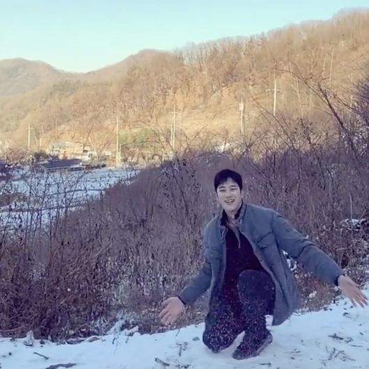 Actor Ahn Bo-hyun reminisces MynameOn the afternoon of the 18th, Ahn Bo-hyun posted two videos on his personal SNS, saying, The memories of the snow are MYNAME.In the video, Ahn Bo-hyun is pictured in the past when filming Netflix Myname: Ahn Bo-hyun is happy like a young child, spreading accumulated snow over his head.It also creates a movie-like atmosphere with a slow effect.The fans are praising Ahn Bo-hyuns superior visuals by leaving comments such as I want to play together, I do not want to throw it, I feel like my heart, I will be my brothers hand, I really love you and I am handsome.Meanwhile, Ahn Bo-hyun will appear on TVN Gun Suspect Doberman scheduled to air next year.Ahn Bo-hyun SNS