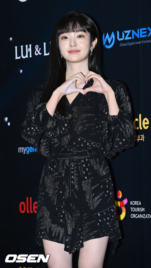 On the afternoon of the 19th, the 16th Asian Model Awards Photo Wall event was held at the 2nd SETEC Exhibition Hall in Gangnam-gu, Seoul.Actor Kim Hye-joon poses in Photo Wall. 21.12.19