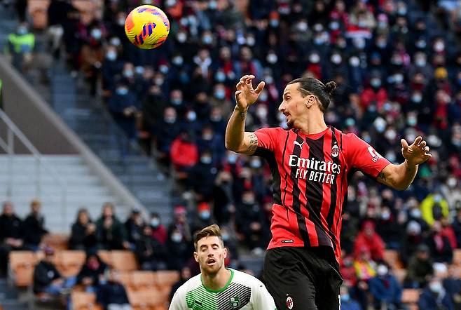 11월28일 이탈리아 밀라노에서 열린 세리에 A 경기에서 AC 밀란의 즐라탄이 볼을 다투고 있다. ⓒREUTERS ⓒAP Photo