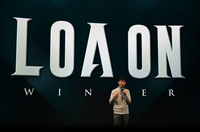 금강선 로스트아크 총괄 디렉터가 지난 18일 열린 ‘로아온 윈터’에서 유저들에게 내년에 선보일 청사진을 발표하고 있다. 제공 | 스마일게이트