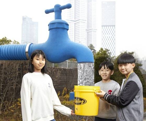 노윤채 학생모델과 최주영·김휘윤 학생기자(왼쪽부터)가 서울 수도박물관을 찾아 근대 상수도 시설의 역사에 대해 알아봤다.