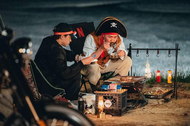 지난 11일 공개된 넷플릭스 <먹보와 털보>는 ‘먹보’ 비(정지훈)와 ‘털보’ 노홍철의 여행과 식도락을 담은 예능 프로그램이다. MBC 김태호 PD의 연출작이다. 넷플릭스 제공