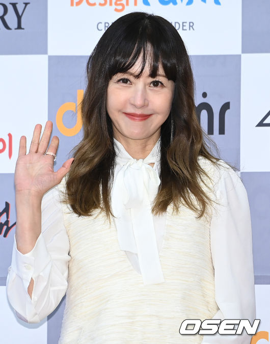 On the afternoon of the 20th, 2021 Hallyu Culture Awards Ceremony was held at the Korea Artists Center in Yangcheon-gu, Seoul.Broadcaster Seo Jeong-Hee poses. 2021.12.20