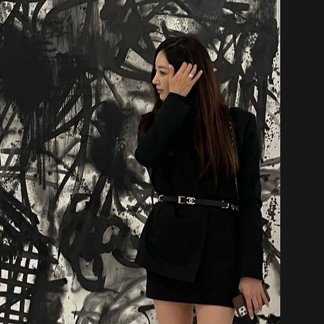 Seoul) = Actor Kim Sa-rang showed off the beauty of a beautiful woman who is different.Kim Sa-rang posted a picture of his recent situation with a heart emoticon on his instagram on the 21st.In the photo, Kim Sa-rang, wearing a black jacket, was posing while sweeping his head, and the next picture showed Kim Sa-rangs side looking somewhere.Kim Sa-rang is showing off his beauty that is not tired by his side through two photos.Meanwhile, Kim Sa-rang appeared in the TV Chosun (TV CHOSUN) drama Revenge which ended earlier this year.