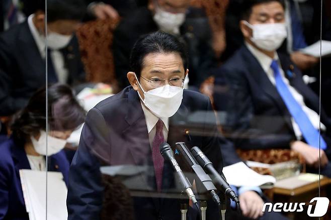 20일 참의원 예산위원회에서 질의에 응답하고 있는 기시다 후미오 일본 총리. © AFP=뉴스1