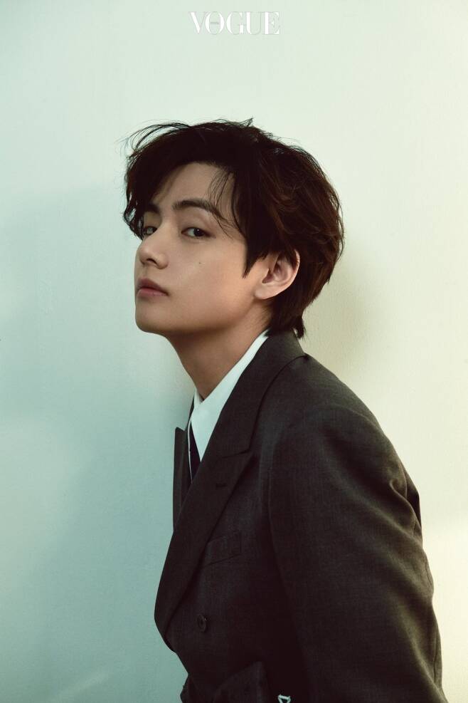An interview with the group BTS V and Vogue Korea, which are the worlds top, was released.Vogue Korea released an interview with BTS Vs picture published in the January 2022 issue on its official website on the 21st.BTS is the first Asian singer to receive the American Music Awards (AMA) this year, and is opening the unprecedented path that no Korean singer has ever visited.Now, as a singer who is the most loved by the world, V said, I do not know what BTS is for people.It is very thank you to give praise and positive reaction, but I do not really know why we are so loved. He was so good at nicknames Kimschi-myeon-in-Yeon that he said, MBTI has recently changed to E (extroverted), but recently it has changed to I (introverted).I do not think its bad, he said. I will be hit and hurt a lot in the future, but I am not afraid.It is most important how I move forward in that situation. He has recently been presenting various self-titled songs and said he is trying to get inspiration by holding on to the emotions that flow through everyday life.Im inspired by someones work these days. Yesterday, I was tearful when I saw Forest Gump for a long time.At the end, the main character said, I do not know if each person has a destiny or just drifts along the wind. He also said that he thinks his current success is windy luck.There was a moment of glory, but I was saddened by the fact that the opportunity to face fans was reduced due to the new Covid virus infection that has been going on for more than two years.BTS members have opened all of their Instagram accounts for the first time since DeV recently, soothing the regret of communicating with fans.I want to be a close friend with Amy, because I talk through the bus whenever I have trouble or something.I do not want to approach everything business as well as treating fans. He said that he wanted to give back the love to as many people as he had received. He said that he recalled Fathers words when it was difficult.Its known a lot, but the word Gmsirakko that our Father has done has given a lot of power so far, and I tell you that members can lean on it if it is difficult.I am not a V, but Kim Tae-hyung, so I am very tired of the hard part. Meanwhile, more pictures and interviews of V can be found in the January 2022 issue of Vogue Korea and Vogue.com (vogue.co.kr).Photo Source  Vogue Korea