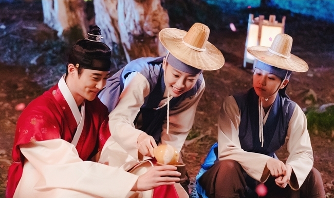 When you bloom, think of the moon, Hyeri, Byeon Wooseok, and calligraphy artist were caught in a surprise transform with a flower-do-ryung trio, and tilting a bottle in a movement main set in a flower field.KBS 2TV Wall Street drama Thinking of Flowering Moon (directed by Hwang In-hyuk / Playwright Kim A-rok / Production of Flowering Moon) and the Cultural Industry Specialist Monster Union (Co., Ltd. People Story Company) sided with Kangro (Lee Hye-Ri), Lee Pyo (Byeon Wooseok), and Cheon Geum (Seo Yehwa)s Youth Gun The ship SteelSeries was unveiled.Thinking of the Moon when Flowering is a fusion historical drama with dramatic imagination in the background of the Joseon Dynasty.The work is a basicist inspection Nam Young (Yoo Seung-ho), a living Moonshine man, and contains the adventures of young people who break the worlds taboos, focusing on the prince Lee Pyo (Byeon Wooseok), and the son-in-law Han Ae-jin (Kang Mi-na).In the first episode of Thinking of the Moon when Flowering Flowers aired on the 20th, Orabi Kang Hae-soo (Bae Yu-ram) was frustrated by the debt of a hundred dollars.It was because she was a hard amount to afford, with her day-to-day arm helping other houses for a living.As a worried person, I accidentally went to the Moonshine room, which is secretly operated in the age of abstinence.There he witnessed a new world where alcohol became cracked, secretly making alcohol at home and intriguing by suggesting he would become a Moonshine man.SteelSeries, which was released in the meantime, showed a male man and a gold man tilting a bottle in a flower garden with a sign.As a result, the most reliable being, along with gold, transforms into a Moonshine man, opens a movement to sell alcohol.The two men were men and transformed into flowering for easy business.The guest who appeared in the movement of the furnace and the gold in the flower field is the crown princes ticket. The first time I met the crown princes identity in the Moonshine room.The three boast visuals like a three-member flower, and are tilting a bottle against the backdrop of beautiful flower fields.In the background of beautiful scenery, youths are smiling and blending together to give freshness to the viewers.The ticket is a smile on a sip of alcohol made by the hero, so he steals his gaze.