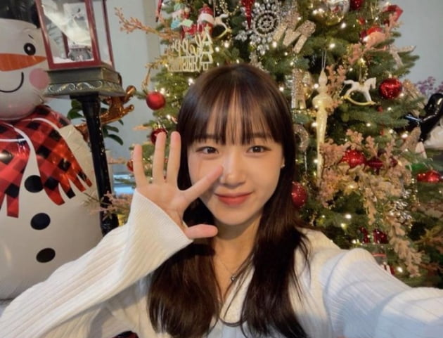 Group Weki Meki member Choi Yoo-jung gave Miri Christmas greetings.Choi Yoo-jung posted a picture on his 22nd day with an article entitled Fanta ~ Christmas ~ Gio on his instagram.In the photo, Choi Yoo-jung waves in front of a Christmas tree, with the unchangingly cute Baby Driver Babyface eye-catching.Weki Meki, which Choi Yoo-jung belongs to, recently released his fifth mini album I AM ME. (iM U.S.)