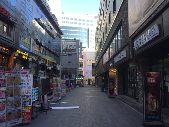 22일 코로나19로 외국인 특수가 사라지면서 한낮에도 인적이 드문 서울 중구 명동 거리 모습. 사진=정경수 인턴기자