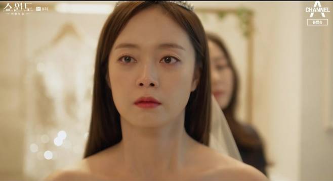 Song Yoon-ah offered a deal to Jeon So-min to have Lee Sung-jae, preventing her from marrying her brother Hwang Chan-sung.On Channel As Queens House of Showydo, which aired on the 21st, Han Sun-joo (Song Yoon-ah) was handcuffed and climbed into a police car, and her husband, Lee Sung-jae, was seen with resentment.On the same day, Shin Myeong-seop, who was jealous of the affectionate appearance of Yoon Mi-ra and Han Jung-won, who were about to get married, said, Do you have to stimulate me like this?Youre the only one who can do anything for you, Yoon said. How long do I have to endure this? Shin said.I will be there in the end. My wife, Han Sun-joo, witnessed this, and Han Sun-ju was angry and decided to divide.When Han Sun-ju pulled out his divorce card, Shin Myeong-seop revealed his desire to swallow the company and said, I will never give up my family or my boss.Shin Myung-seop told Han Seon-joo, who is going to go to the lawsuit, that the family and the Rahen group will be disassembled.I was just lying about the life of Han Seon-ju, who pretended to be happy, and that the show window was a life. Han Seon-ju was angry that I am resentful of loving people like you.Han showed his conciliatory appearance at Yoon Mi-ra, who offered the deal to Yoon Mi-ra, saying, Ill give you what you want, so give me what I want.He promised to help Yoon Mi-ras parents company grow into a trading company.Shin Myung-seop said, I can not give up Rahen, not myself. If I give up Rahen, Shin Myung-seop will become a man of Yoon Mi-ra.As Han Seon-joo demanded, Yoon Mi-ra declared his marriage to Han Jung-won, who was about to marry him, by revealing his true color that he had never loved him.I was Lee Yong, you know, to have someone I love, Yunmira said.Thats it, Han Jung-won said, and was surprised to learn that Yun Mi-ra was a woman of Shin Myung-seop.She then forgives Yoon Mi-ra for her actions when she packs up and leaves the house, but warned her, Do not touch my sister, if you touch her again, I will kill her.Yoon Mi-ra went to Han Seon-ju with data related to his parents company, Youngwon leather, and demanded that he keep his promise.However, Yoon Mi-ra, who seemed to hold hands with Han Seon-ju, showed up to betray Han Seon-ju by stopping at the hotel where Shin Myung-seop was staying before going to Han Seon-ju.The company is in danger of being shaken by the hands of Shin Myung-seop, who has been plotting under the surface of the water.However, at the end, Han Seon-ju appeared at the general shareholders meeting, and Han Seon-ju showed a change of atmosphere that was focused on Shin Myung-seop at once.As the confrontation between Han Sun-joo and Shin Myung-seop is rising, I wondered what the relationship between the three people will be developed in the future.
