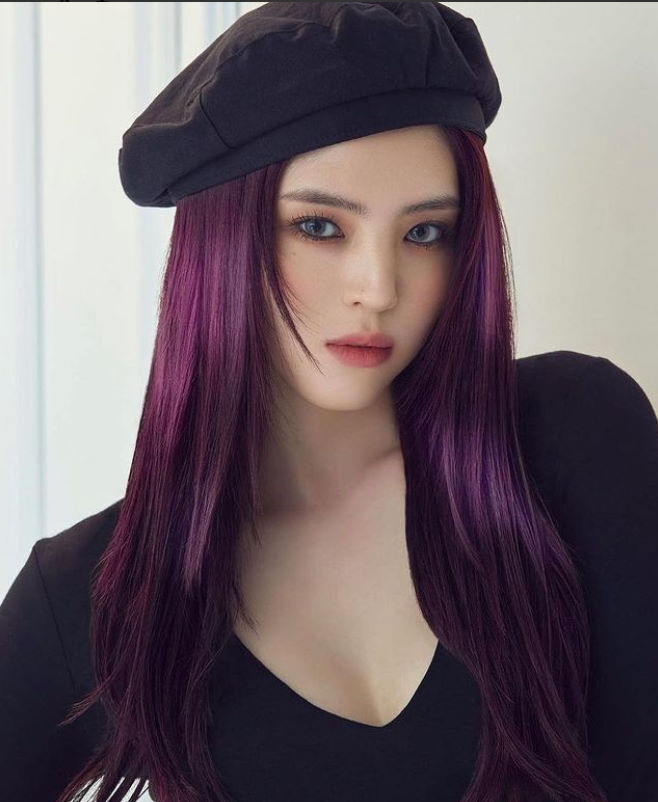 Seoul = = Actor Han So Hee showed off her mysterious charm with purple dyed hair.Han So Hee posted a picture of herself on her Instagram account on Sunday with an article entitled Nostalgic purple hair.Han So Hee in the picture is a purple hair dyed hair, which is eye-catching because it is in harmony with pale skin and sour hair color.Meanwhile, Han So Hee recently confirmed her appearance on the romance music Arte Fromen (Original Motion Picture Soundtrack) #1.Fromen (Original Motion Picture Soundtrack) #1 is a romance music arte that learns each others hearts as two men and women, who are 20 years old, stay in one house for two weeks.Actor Park Hyung-sik stars opposite Han So Hee; set to go public in 2022.