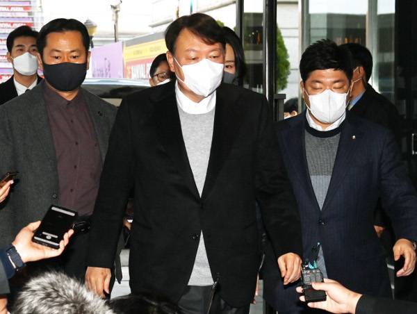 윤석열 국민의힘 대선 후보가 22일 서울 여의도 당사로 출근하고 있다. 국회사진기자단