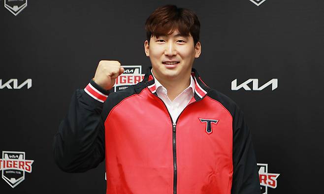 나성범이 23일 KIA와 6년 150억원의 FA 계약을 체결한 뒤 광주기아챔피언스필드에 있는 구단 사무실에서 기념촬영을 하고 있다. KIA 타이거즈 제공