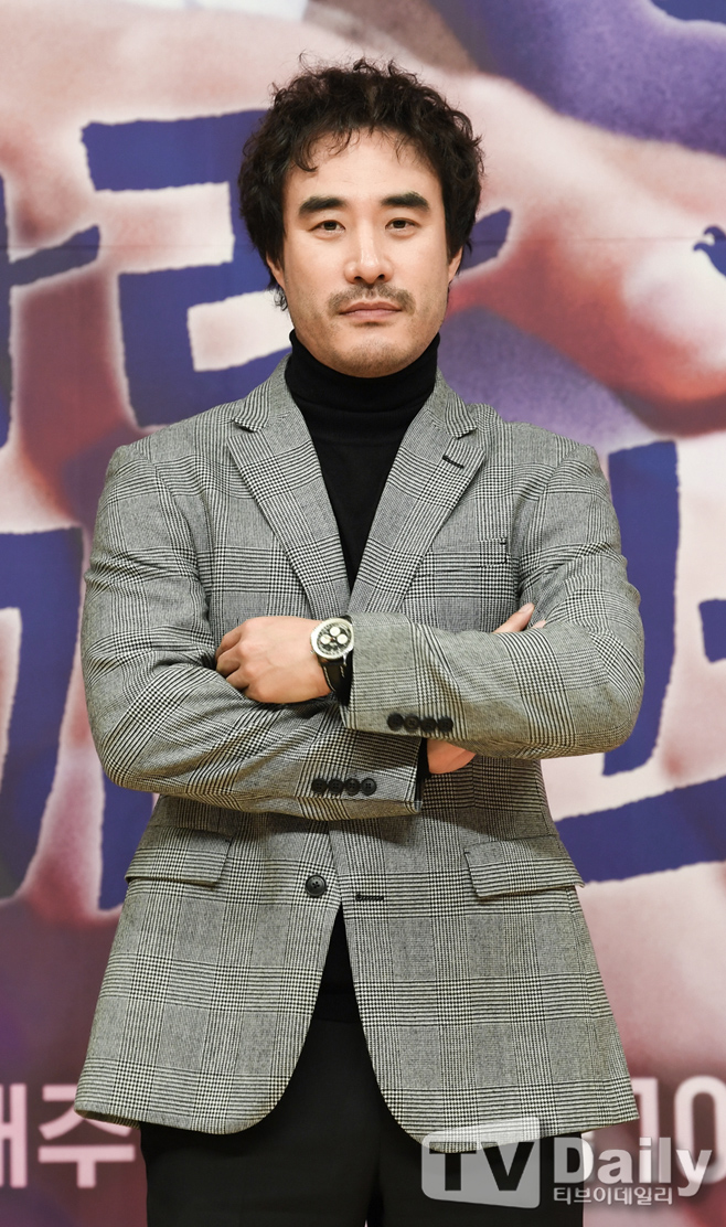 Actor Bae Seong-woo decided to return to the screen a year after entering Self-restraint over Drunk driving controversy.But public opinion is only chilly in the return of Bae Seong-woo.Bae Seong-woo was caught in a drunken crackdown in Sinsa-dong, Gangnam-gu, Seoul last November, with blood alcohol concentration of more than 0.08% at the time of the seizure, which is the level of license cancellation.SBS Drama, who was appearing at the time, got off at the Flying Gocheon Yong, and Jung Woo-sung, the same agency actor, was replaced and finished the play.After news of Drunk driving was announced, Bae Seong-woo apologized through his agency, saying it was my fault, which is indispensable to excuses and excuses.Since then, Bae Seong-woo has had self-restraint time and was fined 7 million won for driving Drunk under the Road Traffic Act at the Seoul Central District Court in February this year.A year after entering Self-restraint, Bae Seong-woo returns to the screen with the film Unspeakable Secret.The movie Unspeakable Secret is a remake of the Taiwanese film of the same name released in 2008. It is a fantasy romance film that begins when a former piano genius meets a girl who plays mysterious music in an old practice room.Earlier, Actor D.O. Won Jin-ah confirmed her starring role; Bae Seong-woo is known to play the role of D.O.s father and teacher in the play.In this regard, the artist company said, I decided to appear after a long time of trouble, he said. I am still reflecting on the wrong thing.I will go back to the beginning and sell myself to Acting. Drunk driving has caused various incidents, and Drunk driving is spreading the social perception that it is a murder act, and there is a public criticism of Bae Seong-woos return.In addition, criticism continues in that it is a return after the relatively short self-restraint period.Moreover, Bae Seong-woo also pointed out that he had a sudden dismay at Drama, which is appearing as Drunk driving, and the public is uncomfortable with his return.As the entertainers who have been controversial due to Drunk driving have been returning through the self-restraint period, the public is antipathy about the return of Drunk driving entertainers.Among them, there are concerns that the return of Bae Seong-woo may signal the return of celebrities who are currently self-restraint by Drunk driving.Self-restraint does not mean that Drunk driving is not lost, but Bae Seong-woo decided to return.It remains to be seen whether public animosity will be offset by the idea of returning to the beginning and selling out to Acting.