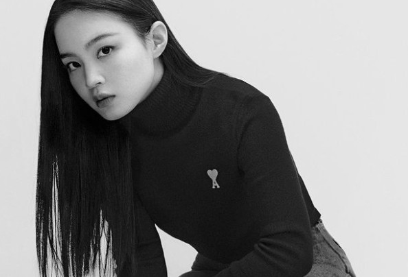 Lee Hi delivered the latest with chic visuals.On the afternoon of the 23rd, Lee Hi posted a black and white photo on his instagram.Lee Hi in the picture is sitting on a chair. He is charismatic in a neck pole and jeans and staring at the camera.In addition, long straight hair and calm makeup further amplified Lee His chic, attracting fans attention.Meanwhile, Lee Hi released his Regular 3rd album 4 ONLY in September and acted as a title song Red Lipstick.Recently, he sang SBS I am breaking up now OST.