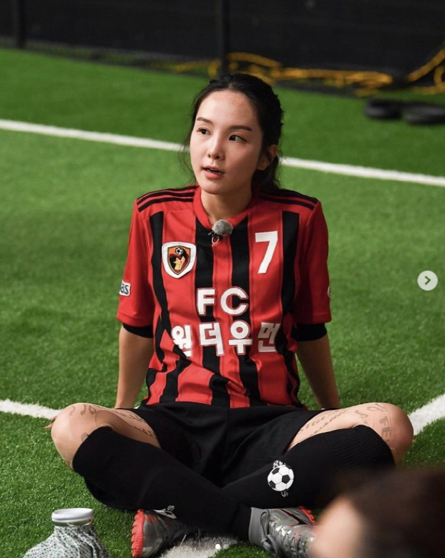 Song So-hee has launched an envelopment fire in a comment on Kick a goalFC Guchuk Jangsin (Cha Su-min, Kim Jin-kyung, Cha Seo-rin, Lee Hyun-yi, Song Hae-na, Irene) and FC Wonder Woman (Song So-hee, Park Seul-gi, Cheetah, Kim Hee-jung, Hwang So-yoon and Yoni P) played against each other in Goald Girl broadcast on the 22nd.FC Guchuk Jangsin won 6-3, and some netizens criticized FC Wonder Womans captain and goalkeeper Park Sung-kis sluggishness.Park said in an Instagram post, You sent me a lot of DM (direct message) and comments that I did not think about as soon as the broadcast was over. I read the support and the harsh reprimands, all because of my lack, so I read them deeply.I did not want to cry too much, but I tried a lot to endure it, but the tears continued to flow. I really do not want to see it.Song So-hee, who is appearing together, expressed his sadness at the evil.Song So-hee said, Every team that really appears in Goal is practicing every day regardless of schedule. We are doing the same, so if you look a little more generously, I will thank you. All new teams are really trying to follow the toes of the existing team seniors who have accumulated a lot of strength through a few months of team training.I do not know where we will go to our Wonder Woman team, but I will try harder. 