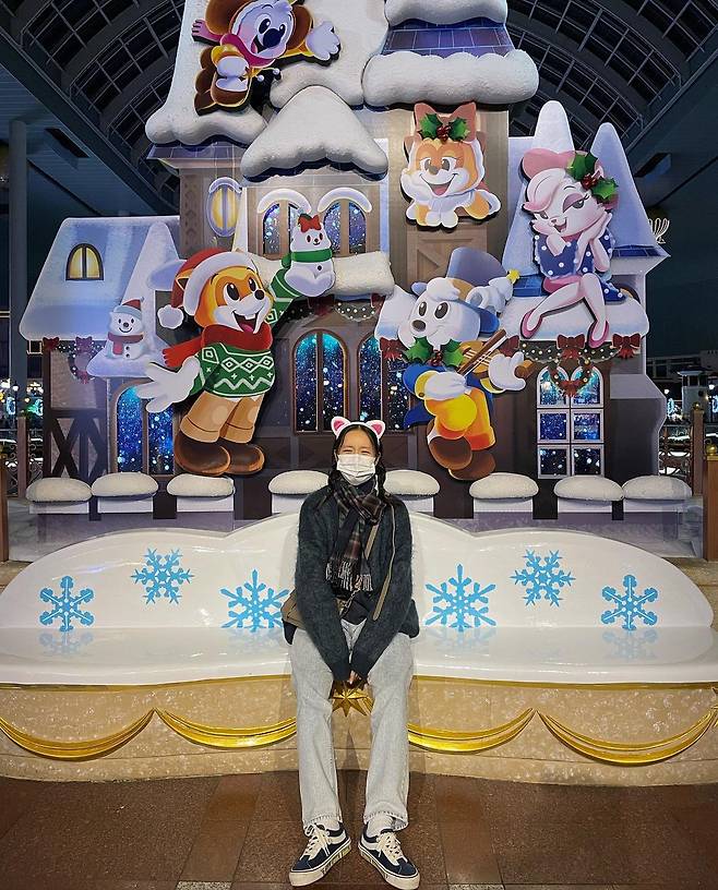 Actor Hyeri has found Kang Mi-na and Marineland.On the 24th, Hyeri posted several photos on SNS saying Merry Christmas.In the photo, Hyeri, who is looking for Kang Mina and Marineland who are appearing in the work together, not Ryu Joon-yeol, who is in public devotion. Especially Hyeri added cuteness with rabbit headband.On the other hand, KBS2 Flowering Moon Thinking starring Hyeri draws the most powerful era of abstinence in history, the principle of cracking down on smugglers, and the pursuit romance of a smuggler woman who wants to change her life by making alcohol.On the first broadcast on the 20th, Nielsen Korea recorded 7.5% of the nationwide ratings and broke the start of good news.