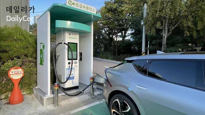 경기도 용인에 설치된 환경부 초급속 전기차 충전소 케이블에 연결된 기아 EV6