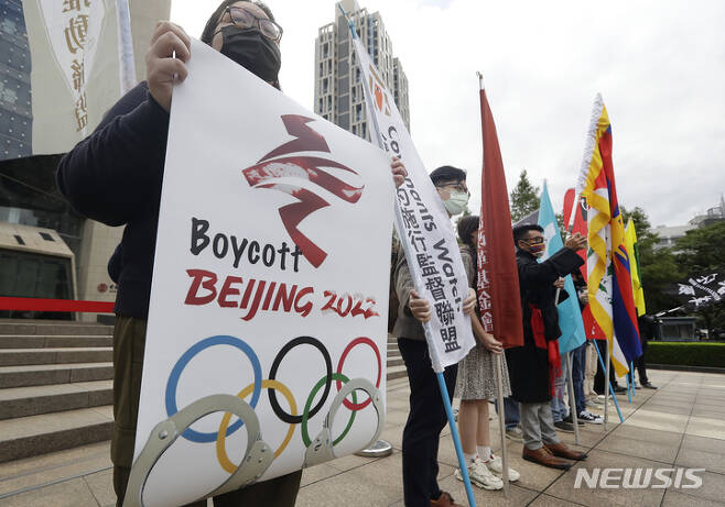 [타이베이=AP/뉴시스] 세계 인권의 날인 10일(현지시간) 대만 수도 타이베이에 있는 중국은행 건물 앞에서 인권단체 회원들이 2022 베이징 동계올림픽 보이콧을 촉구하는 시위를 하고 있다. 2021.12.24.