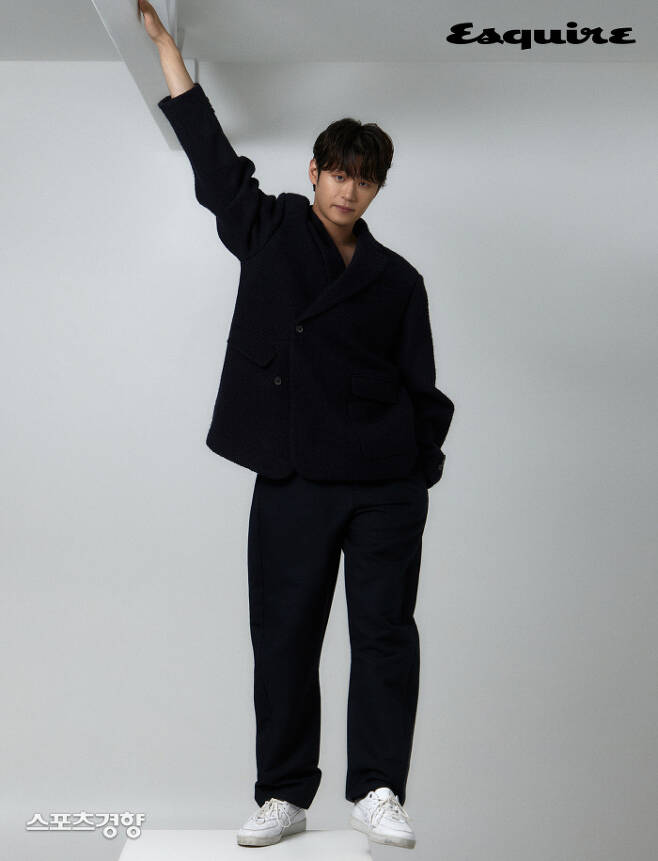 Actor Hak-ju Lee has revealed a city and a charm in fashion magazine pictorials.Hak-ju Lee released the results of the filming with the fashion magazine Esquire, which was released on the 24th.Hak-ju Lee, who announced his name through JTBCs World of Couples, recently proved to be a top-trend by appearing in succession from Netflixs Myname and WeEves Going to Cheong Wa Dae to JTBCs City.In an interview after filming, Hak-ju Lee said he was embarrassed about this situation and feels like receiving an unexpected comprehensive gift set.As I try to implement the character in my work, there will be a part of my image that reflects the role, said Hak-ju Lee, who said of the scary image that occurred after the couples World. In fact, it is difficult to look really scary when I have a scary face.In fact, those who have seen me recognize that they are not scary. Hak-ju Lee was the most difficult character to play, and he cited the World of Couples. He said, Ingyu was a character that was difficult to understand.I thought it would be easier to think of it as an animal and postpone it because I do not understand it, so I thought of Hiena. In the meantime, Taeju of Myname thought of a wolf, and Sujin of Going to Cheong Wa Dae thought of a fox.City people thought of cute dogs, but I dont know how you see them, he added.Its very difficult to be remembered by people in any modifier, said Hak-ju Lee, adding that he will continue to worry about becoming an Actor who can be used for various modifiers in the future.The interview with Hak-ju Lees picture can be seen in the January issue of the fashion magazine Esquire.