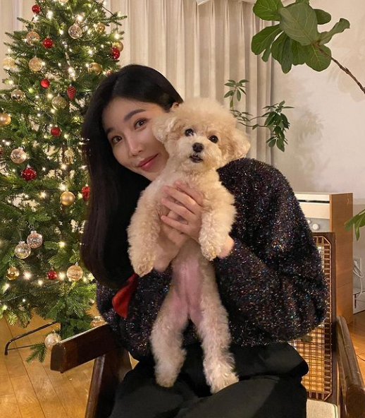 The female duo Davichi Lee played a cute kiss with his dog, Gamja.On the 24th, Lee posted several photos on his instagram with the phrase All Melk!In the open photo, Lee Hae-ri is having a happy time with his dog Gam-ja in front of a big Christmas tree, and Lee Hae-ri has a cute face with his lips and kissing with Gam-ja.In addition, the dogs beige hair and the tight eye-nosed eyes attracted attention.The netizens who watched the photos were happy to leave comments such as Harry sister, Gamjado Melk! And Happy Christmas for a mother and daughter.On the other hand, Lee is appearing as a judge on JTBC entertainment program Singer Gain 2.Singer Gain 2 is a reboot audition program that helps singers who need one more opportunity to stand in front of the public.Photo Lee Hae-ri SNS