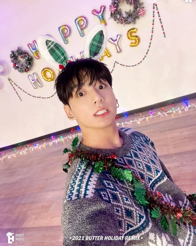 BTS (BTS) Jungkook has thrilled fans around the world with its excessive charm, such as Christmas presents.Recently, BTS released a new video of Butter (butter) The Holiday remix choreography on its official YouTube channel Bulletproof TV (BANGTANTV).Among them, Jungkook, a member of the introduction of Butter, showed off the charm of the super-breeding extreme with a rabbit headband to match his nickname Rabbit.Jungkook then melted the hearts of those who saw with his eyes and his smile JiSoo exploding, and the mood of a warm and friendly man was full.In addition, Jungkook has taken a look at the charm of the long-sleeved and dinghy, offering a unique excitement and exciting atmosphere, such as a fascinating dance with a salang and a fireworks after a dancing dance.In addition, Jungkook has made the viewers ecstatic by showing off his lovely visuals with his handsome features.The fans who saw this are Jungkook ~ I will get it as a Christmas gift. Jungkook is my Christmas gift ~ ~ ~ ~ ~ ~ ~ ~ The Holiday is also with the tennis player.  Mr. Jungkook ~ I will take it as a Christmas gift. I like this beautiful and handsome rabbit .... Everyone praises Jungkook rabbit... Jungkook is more cute with rabbit ears. He showed a hot reaction.