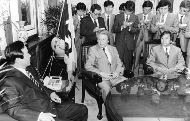 1991년 8월 22일 김영삼 전 대통령(왼쪽·당시 민주자유당 대표)와 이재오(오른쪽) 전 의원. 한국일보 자료사진