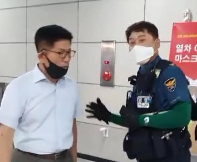 김문수(왼쪽) 전 경기지사가 서울 영등포구 지하철 9호선 국회의사당역에서 신종 코로나바이러스 감염증(코로나19) 관련 검사를 위해 동행 요구를 한 경찰과 대화하는 장면. 김 전 지사 페이스북 캡처