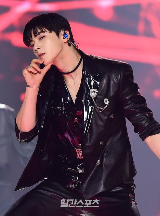 Cha Eun-woo of Group Astro is performing a wonderful stage at 2021 SBS KPop year-end festival held at Incheon Namdong Gymnasium on the afternoon of the 25th.The 2021 SBS KPop year-end festival, which is a total of K-POP stars who have shined this year, will be broadcast live on SBS on the 25th.Photo: SBS Provision 2021.12.25