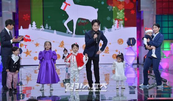 Superman including Park Hyun-bin and Sayuri returned and the cast members are performing a celebration stage at the 2021 KBS Entertainment Awards held at KBS in Yeouido, Seoul on the afternoon of the 25th.2021 KBS Entertainment Grand Prize is a festival of entertainers who have been active in giving laughter and impression during the year.Photo: KBS Provision 2021.12.25