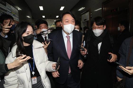 윤석열 국민의힘 대선후보가 16일 오전 서울 여의도 새시대준비위원회 사무실을 나서며 취재진의 부인 김건희 씨 '허위 이력' 논란 관련 질문에 특별한 답변을 하지 않고 걸어가고 있다. 연합뉴스