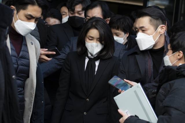 국민의힘 윤석열 대선 후보의 부인 김건희씨가 26일 서울 여의도 국민의힘 당사에서 자신의 허위 이력 의혹과 관련해 대국민 사과 기자회견을 마친 뒤 당사를 나서고 있다. 연합뉴스