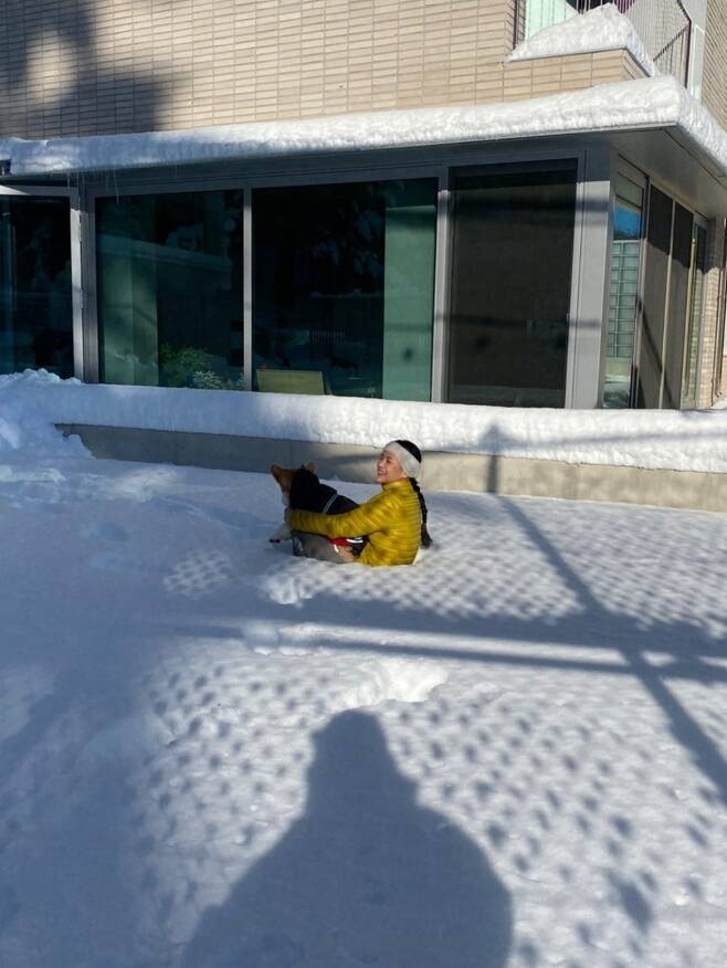 Actor Yoon Seung-ah has certified the Yang Yang house buried in the eye with Snowfall.Yoon Seung-ah posted several photos on his personal Instagram story on December 26, saying, Lie, lie, lie, this is the first Snowfall I have ever been born.In the photo, Yoon Seung-ah sits down with Pet in the middle of the snow.The height of the snow that has accumulated over the ankles suggests the record snowfall of Gangwon Province, South Korea.The snow is even piled up on the basketball table.Unlike the bright expression of the authentication shot, Yoon Seung-ah is attracted to the urgentness of the snow removal work, saying, Reality is snow hell. Please come to the forklift quickly.Meanwhile, Yoon Seung-ah and Kim Moo Yeol marriage in 2015 after three years of devotion.The couple recently announced that they had built a four-story house with 133 pyeong in Gangwon Province, South Korea Yang Yang.