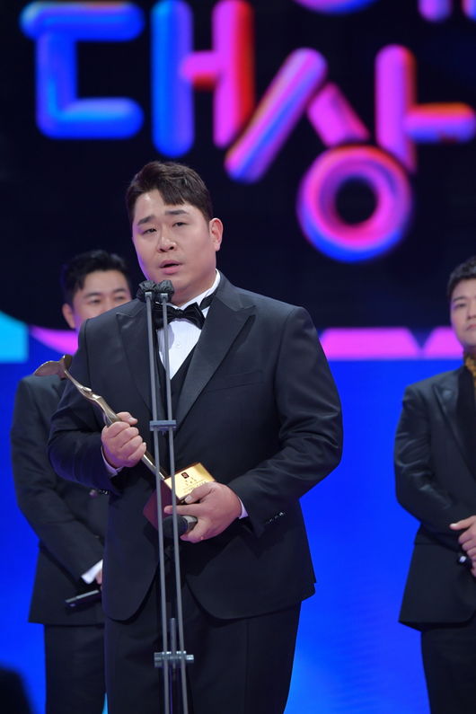 Mun Se-yun, the comedian who gave his first award of the first entertainment in his life, added gratitude to Kim Seon-ho, who got off at 1 night and 2 days.The moment Mun Se-yun mentioned Kim Seon-ho, Ravi and DinDin bowed their heads to add depth to the fondness.Mun Se-yun won the Grand Prize trophy at the 2021 KBS Entertainment Grand Prize held at KBS in Yeouido, Yeongdeungpo-gu, Seoul on the 25th.Mun Se-yun, who played in KBS2 1 night and 2 days, Godfather and Trot Magic Wanderer this year, won the award for the entertainment of the year, followed by the Grand Prize and won the honor of the first Grand Prize Awards of his life.Mun Se-yun said, I dont know what to say. Today is Christmas, and Santas grandfather came and went to the kids.I didnt know Santa would come to me, he said.Mun Se-yun said, I talk a lot around that I do not have mourning, but when I live, I live with so many inbok that I do not have mourning.So, if I always get tired and fall down, I always come to this place because I have always come to me like a benefactor and hold my hand and draw me. I wondered if I could work with the weight of my top, and I wished I hadnt been called in my dreams.I will work hard while overcoming the weight of the top. In particular, Mun Se-yun said, I received the first prize at the awards at the end of last year. I met a good team called 1 night and 2 days and received the best awards.I am not with you now, but I am grateful to my (Kim) preference, he said.The team became adept at Mun Se-yuns Kim Seon-ho reference, especially Ravi and DinDin, who were caught on camera, bowed their heads and beamed.It was a moment when the teamwork of those who have been together for two years was seen.On the other hand, in the 2021 KBS Entertainment Grand Prize, 1 night and 2 days won seven trophies including Grand Prize, Mun Se-yun, Best Program Award of the Year, Kim Jong-min, Moon Se-yu, Woo Awards (Yeon Jeong-hoon), Broadcasting Writer Award (No Jin-young), and Ravi. The presence of the entertainment program was shown.