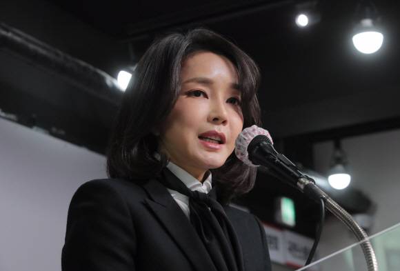 국민의힘 윤석열 대선 후보 부인 김건희 코바나컨텐츠 대표가 26일 오후 서울 여의도 국민의힘 당사에서 자신의 허위 이력 의혹과 관련해 입장문 발표를 하고 있다.2021.12.26 김명국 선임기자 daunso@seoul.co.kr
